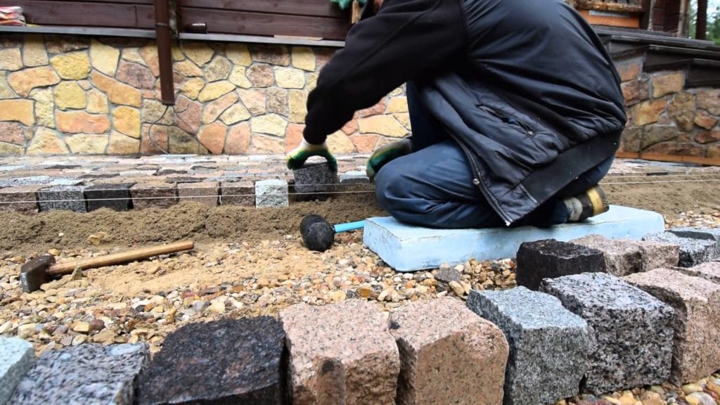 Ukladka granitnoj bruschatki